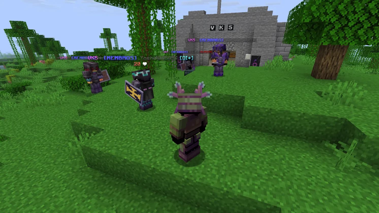 Grupo de jogadores com armaduras encantadas em frente à base no EldersMC